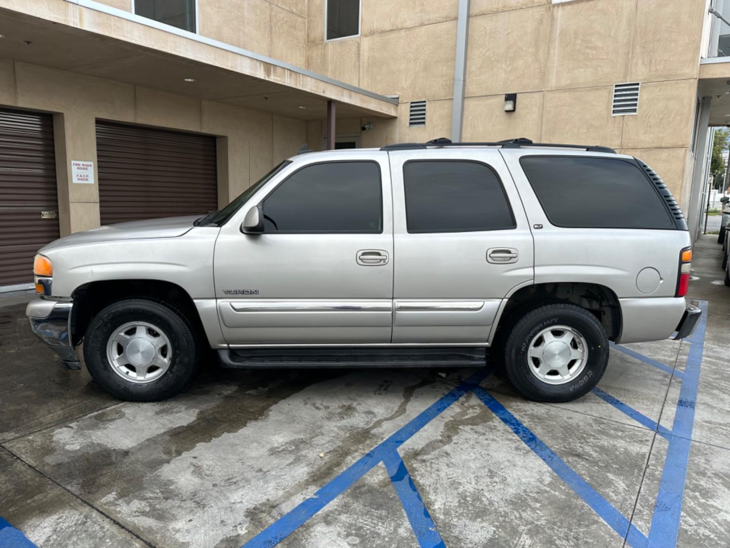 2006 BEIGE /Gray GMC Yukon SL 2WD (1GKEC13T66R) with an 5.3L V8 OHV 16V engine, 4-Speed Automatic Overdrive transmission, located at 30 S. Berkeley Avenue, Pasadena, CA, 91107, (626) 248-7567, 34.145447, -118.109398 - Embrace Power and Comfort: 2006 GMC Yukon with Leather, Moon-Roof, and Third-Row Seating Available in Pasadena, CA Step into the realm of rugged luxury with the 2006 GMC Yukon, now available at our BHPH dealership in Pasadena, CA. This robust SUV, featuring a luxurious leather interior, a moon-ro - Photo#2